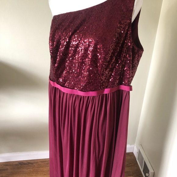 David’s Bridal Bridal Party Gown One Shoulder - Picture 2 of 6